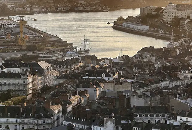 Vue aérienne de la Loire depuis Nantes vers Trentemoult, la grue Titan jaune et le Belem