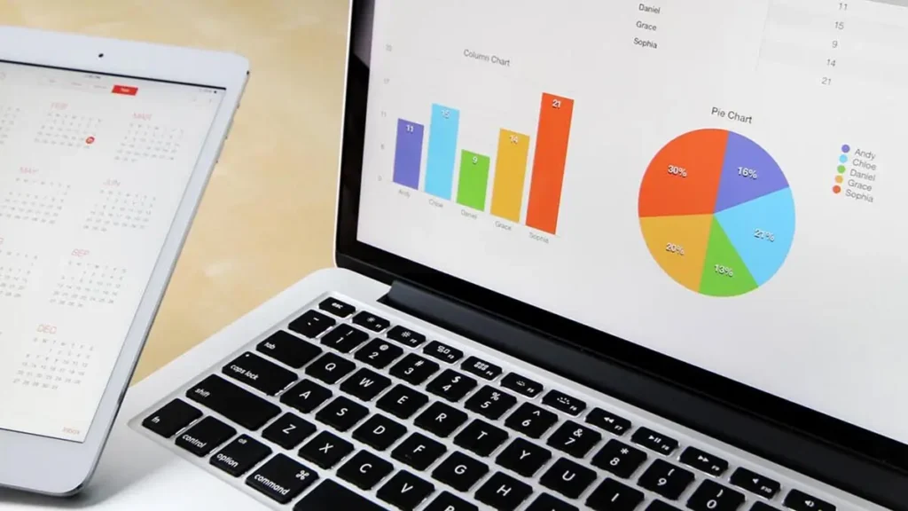 Ecran allumé de MacBook pro avec affichage d'un écran Google Analytics