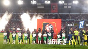 protocole Ligue 1 match Stade Rennais vs Saint-Etienne les 11 Rennais saluent les Verts avec pyrotechnie en arrière-plan