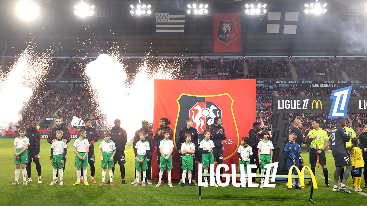 protocole Ligue 1 match Stade Rennais vs Saint-Etienne les 11 Rennais saluent les Verts avec pyrotechnie en arrière-plan